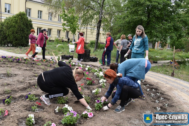 Як уквітчають дитячу лікарню в Нікополі