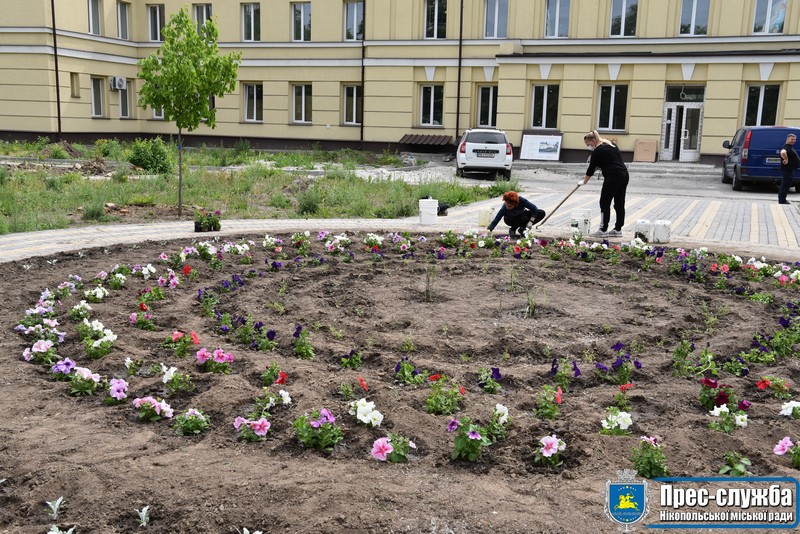 Як уквітчають дитячу лікарню в Нікополі