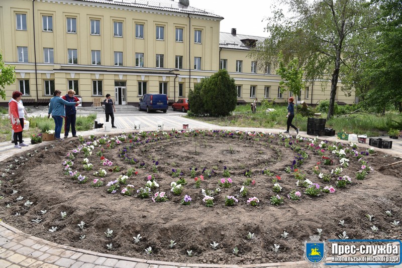 Як уквітчають дитячу лікарню в Нікополі