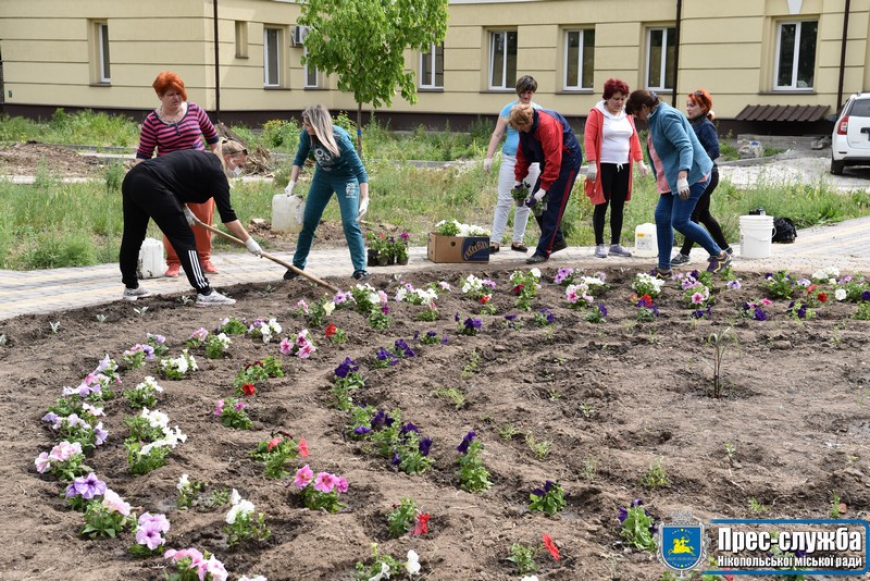 Як уквітчають дитячу лікарню в Нікополі