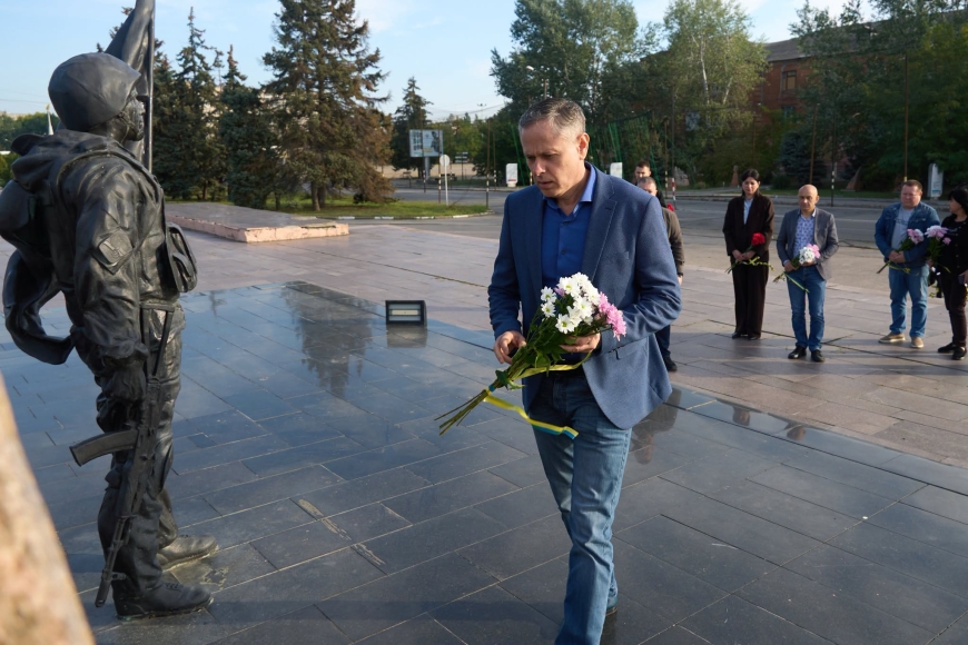 У Нікополі вшанували захисників і захисниць України