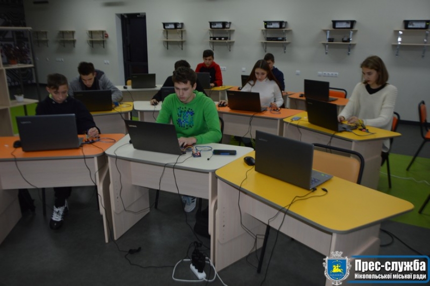 В нікопольському класі робототехніки учні впровадили в життя перший проект